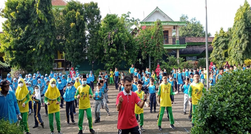 Jum’at Bersih dan Sehat, Warga MIS Al Falah Kuncung Gelar Senam Kebugaran Jasmani