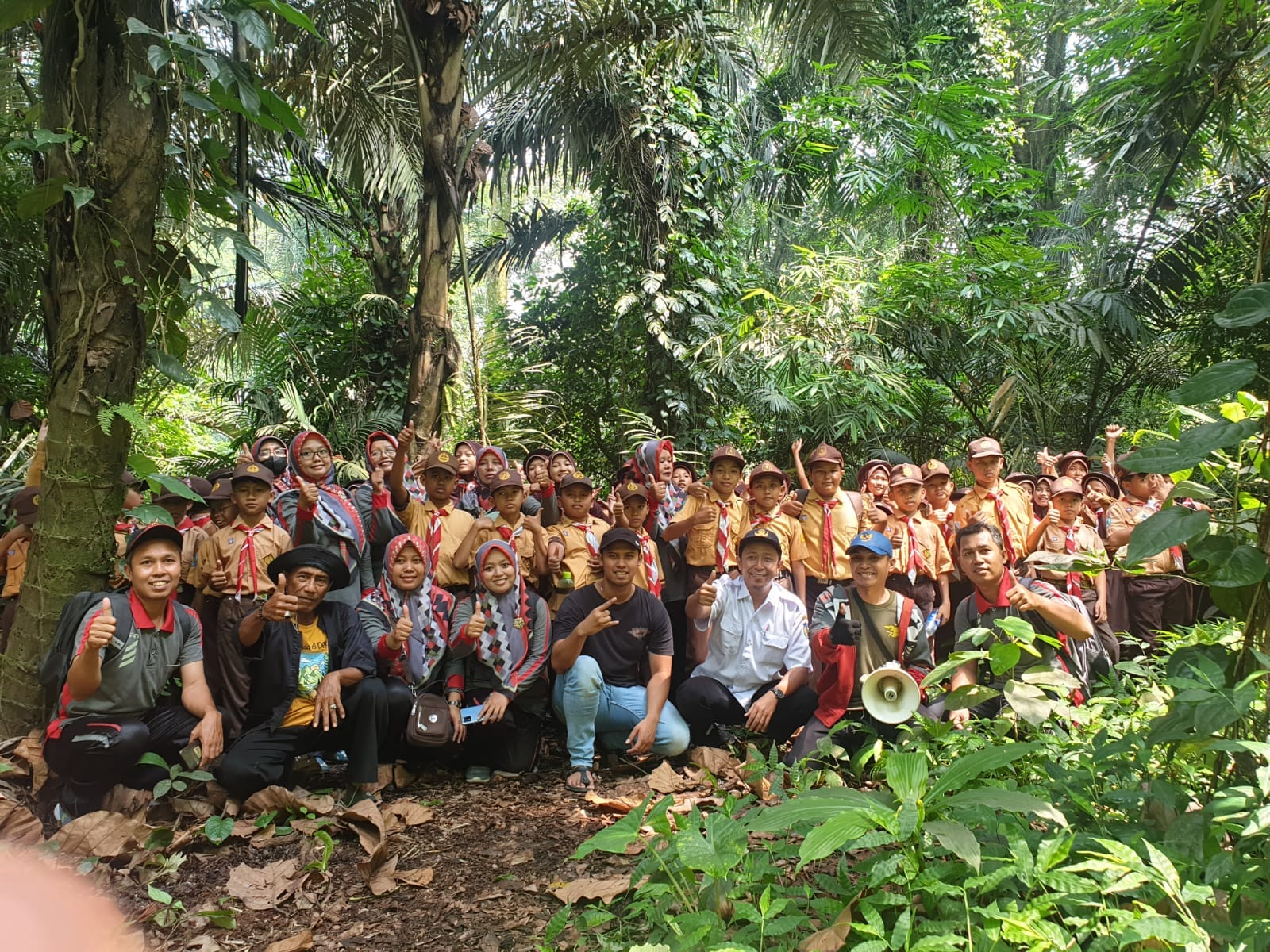 Foto Bersama Kepala Desa Beserta Karang Taruna